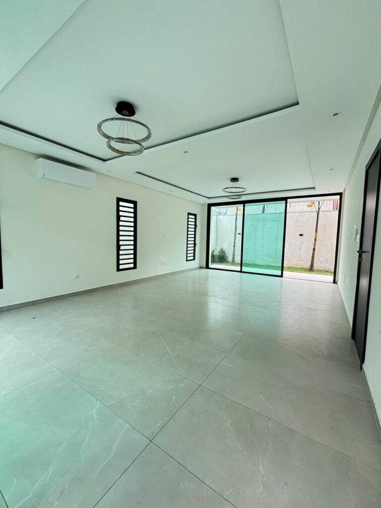 Villa 4P à louer – Cocody Riviera 4