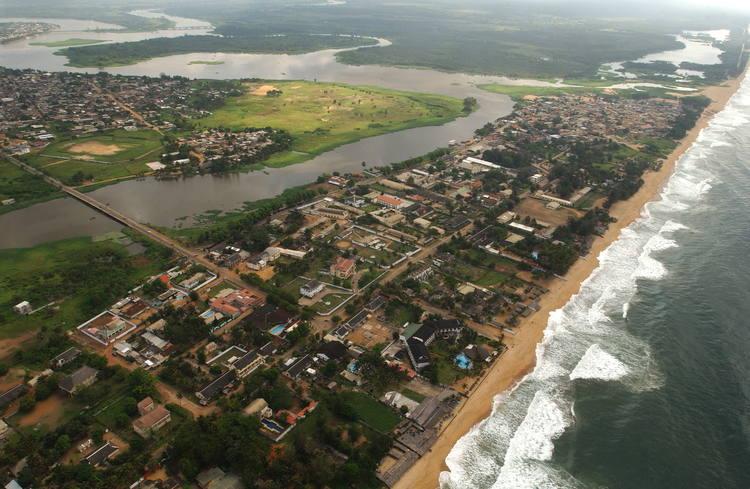Vue a&eacute;rienne de Grand-Bassam et de son littoral