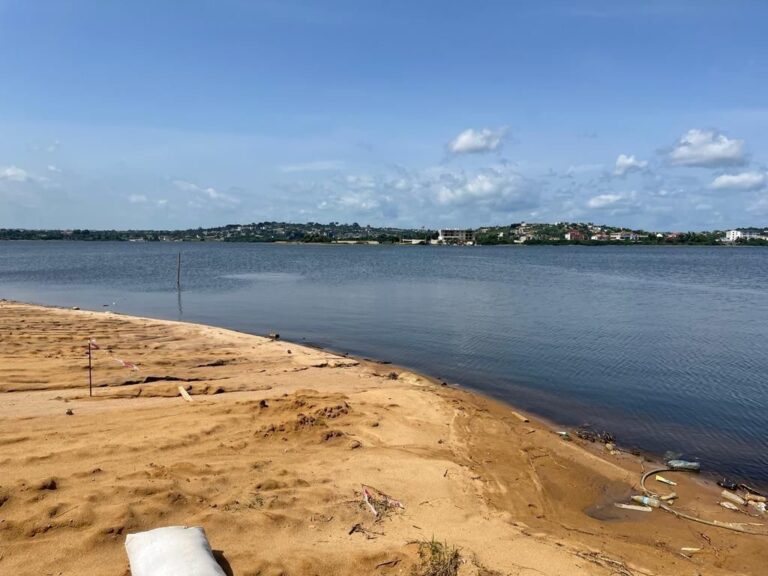 Terrain en bordure d’eau – Abatta