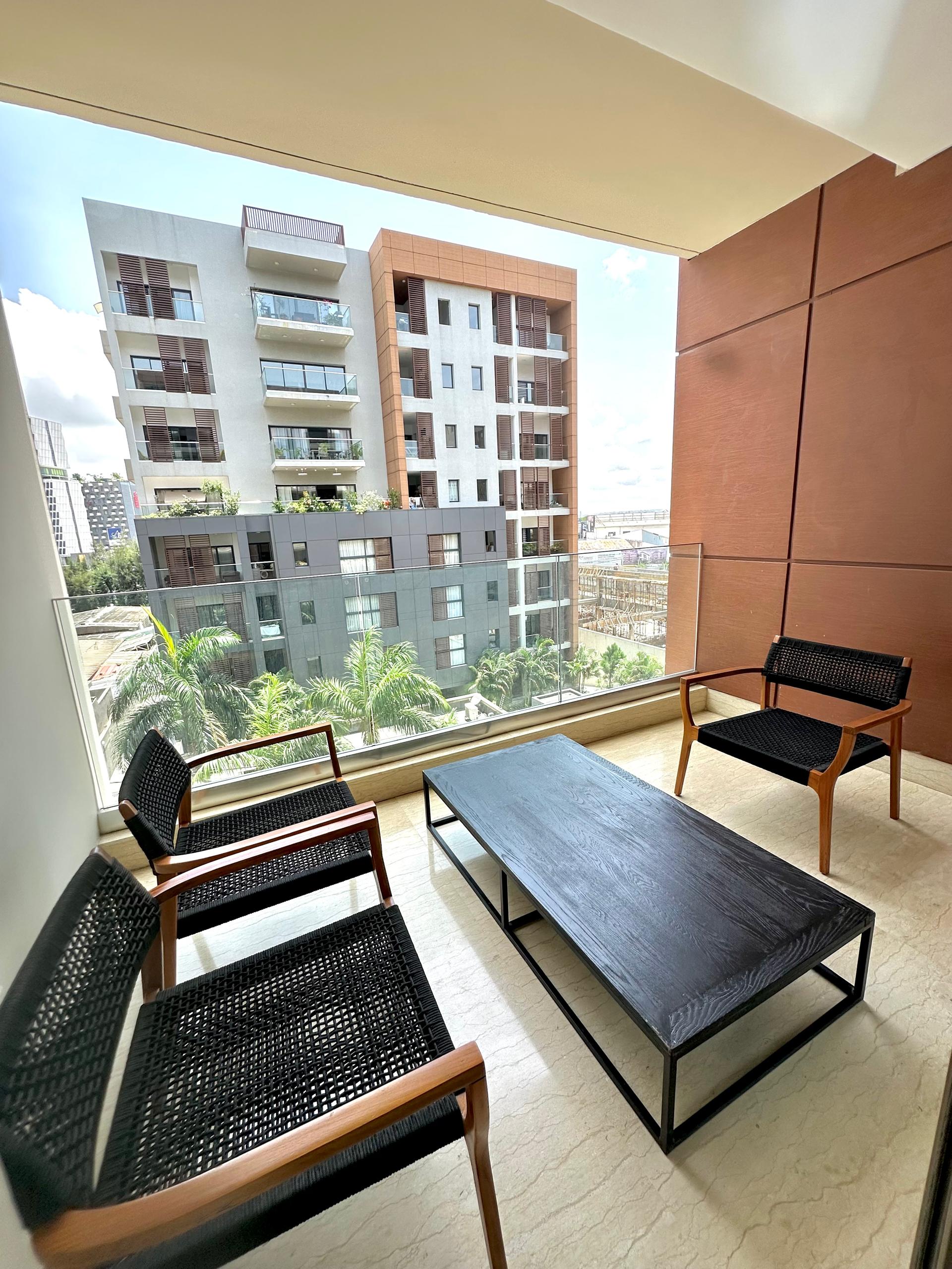 Terrasse am&eacute;nag&eacute;e d'un appartement g&eacute;r&eacute; par DMO Immobilier &agrave; Abidjan